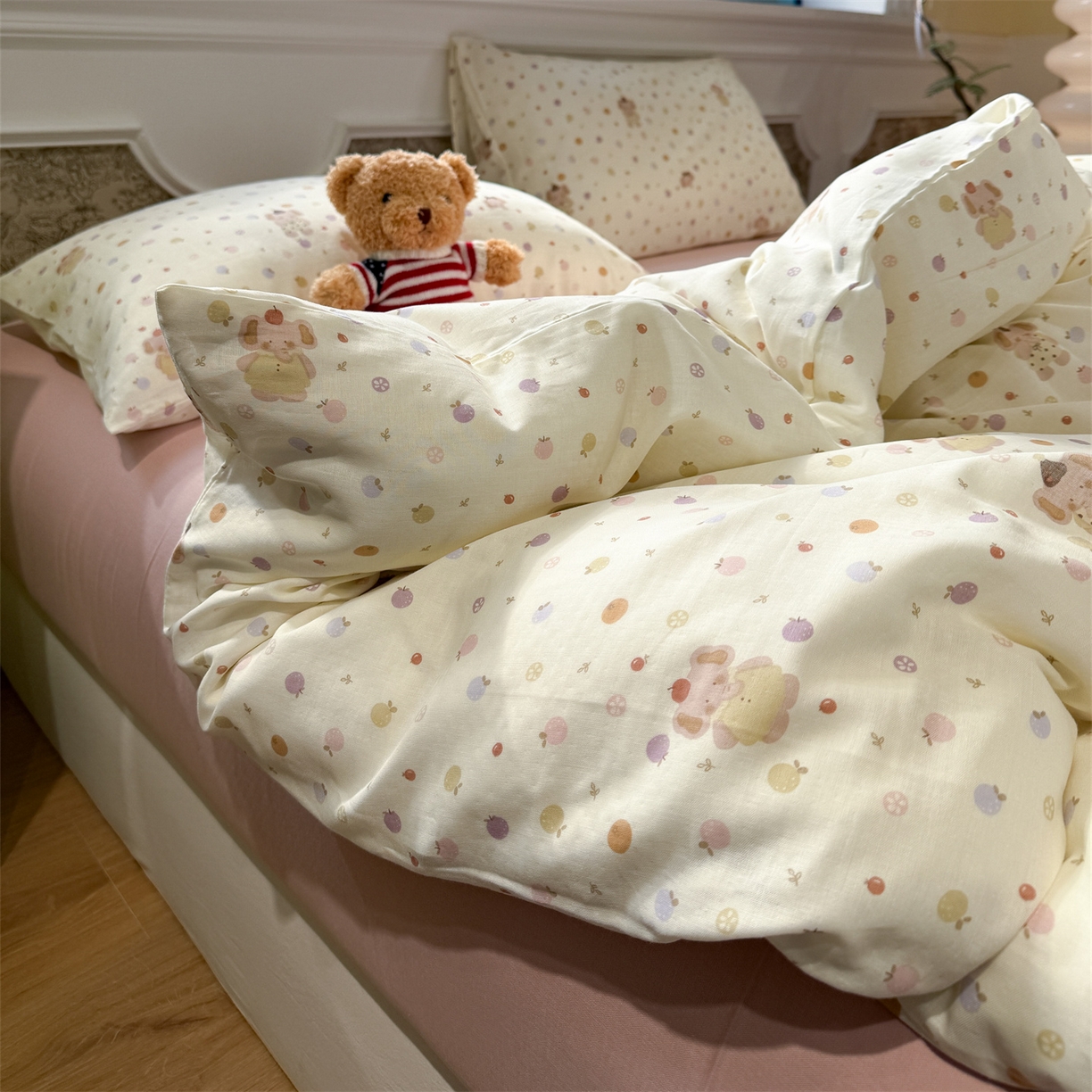 91家纺网 家纺一手货源 找家纺  塞纳 2026新款.全棉有氧双层纱四件套-场景一 春日泡泡熊