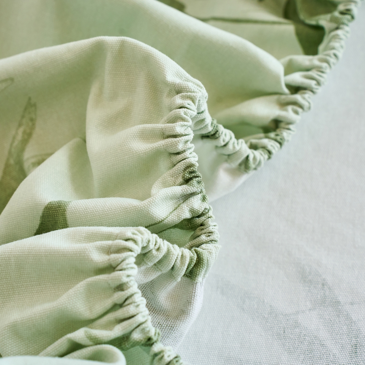 91家纺网 家纺一手货源 找家纺 春皖家纺 2026春夏新品简约款老粗布系列床笠品单床笠 床笠单件 竹影（无印款）