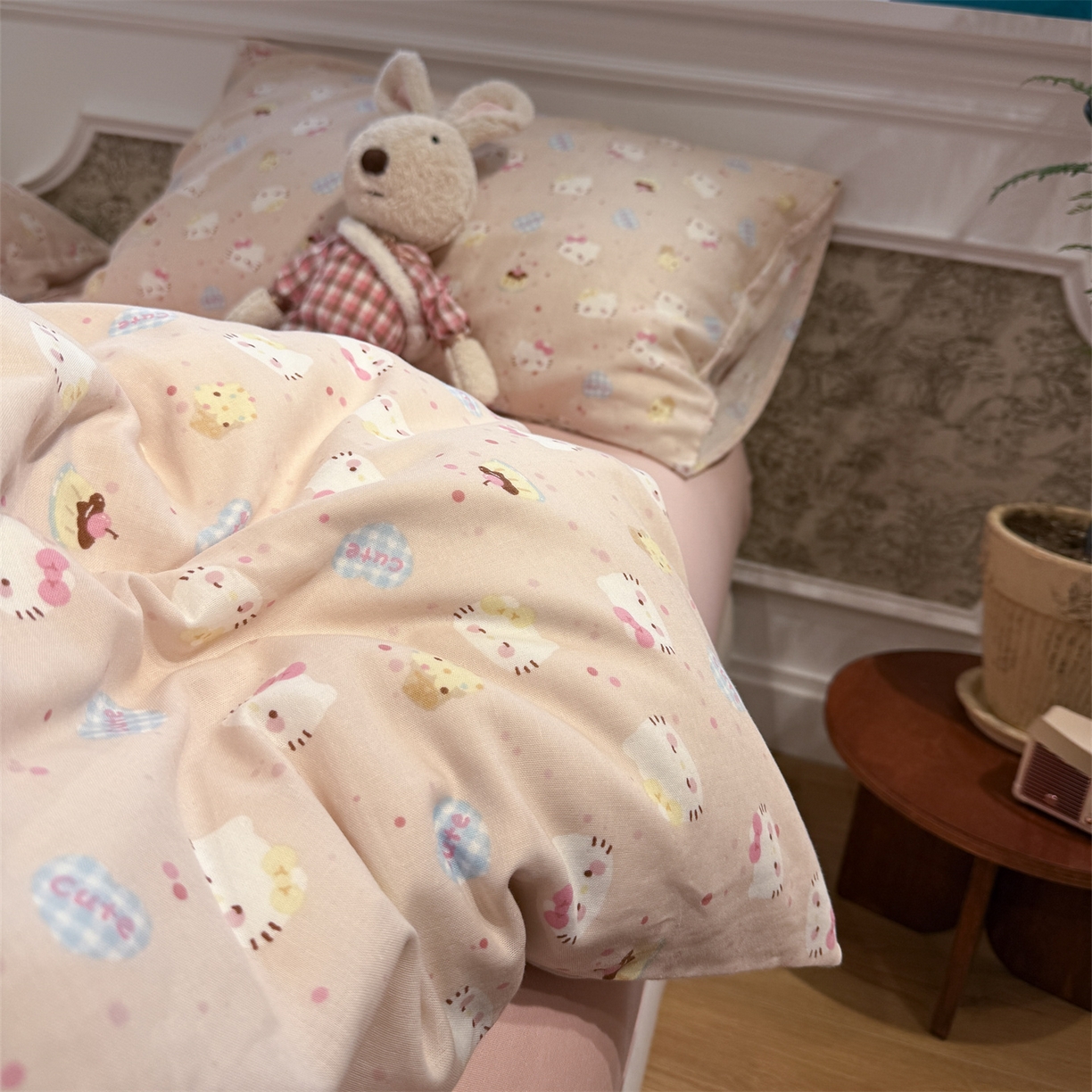 91家纺网 家纺一手货源 找家纺 塞纳 2026新款.全棉有氧双层纱四件套-场景一 凯特猫