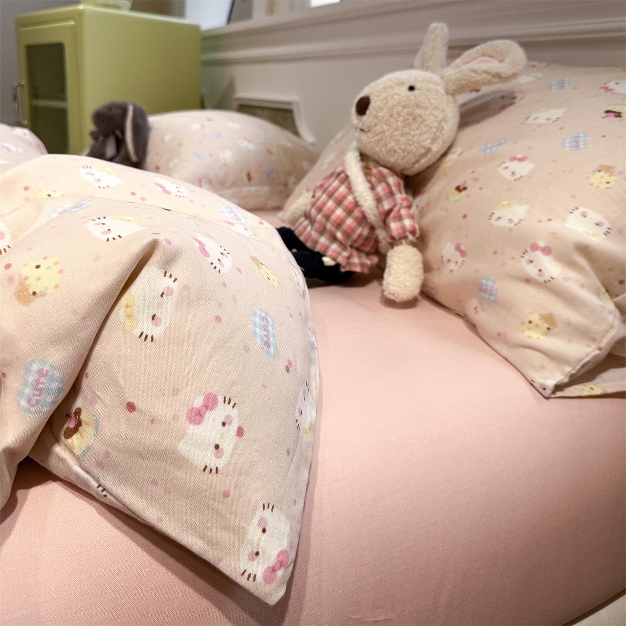 91家纺网 家纺一手货源 找家纺 塞纳 2026新款.全棉有氧双层纱四件套-场景一 凯特猫