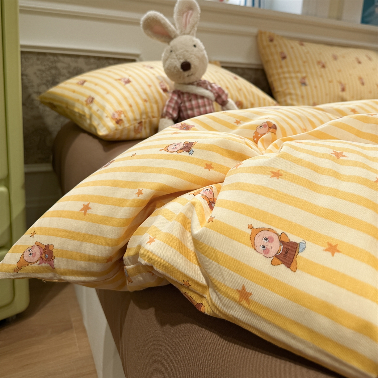 91家纺网 家纺一手货源 找家纺 塞纳 2026新款.全棉有氧双层纱四件套-场景一 奶条星星人