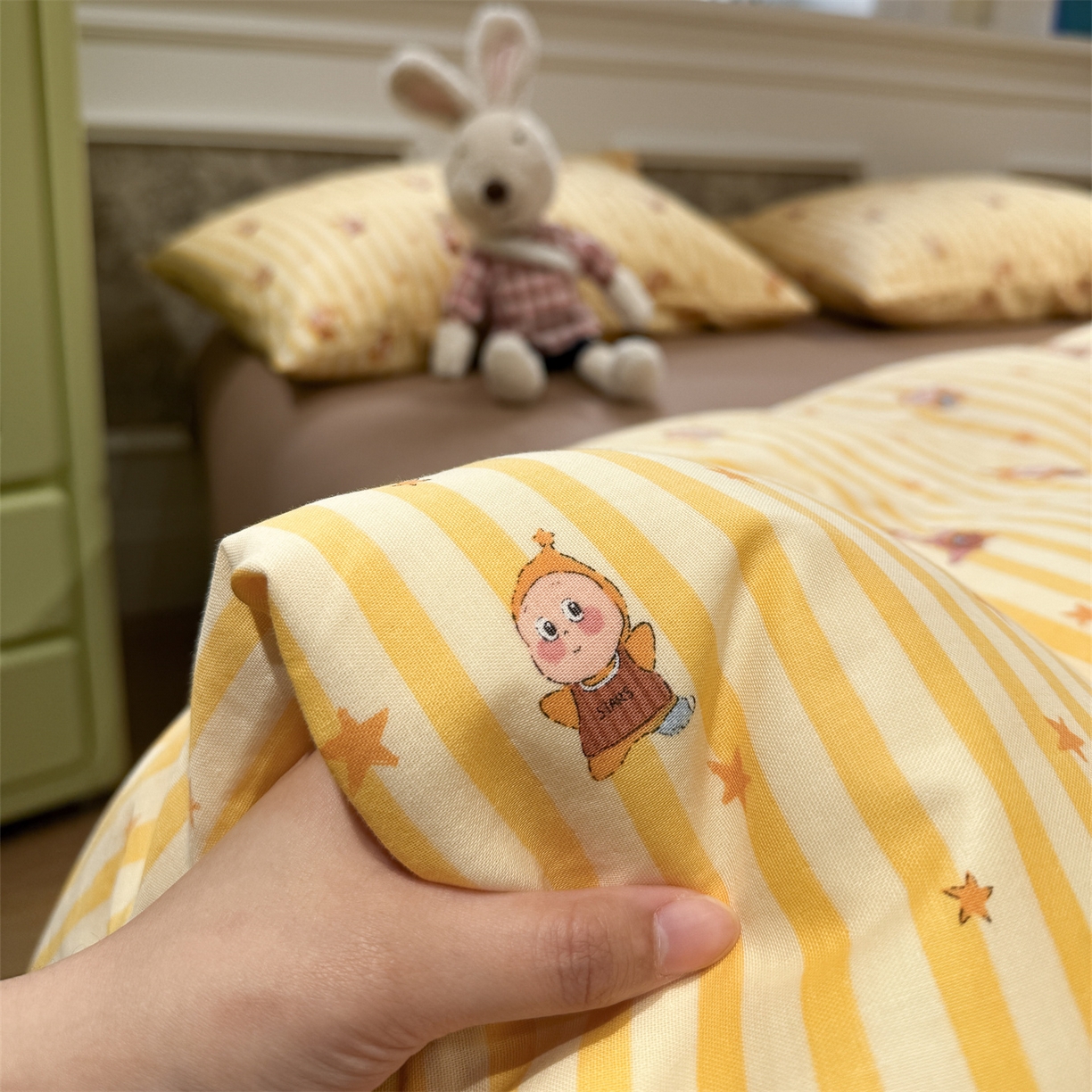 91家纺网 家纺一手货源 找家纺 塞纳 2026新款.全棉有氧双层纱四件套-场景一 奶条星星人