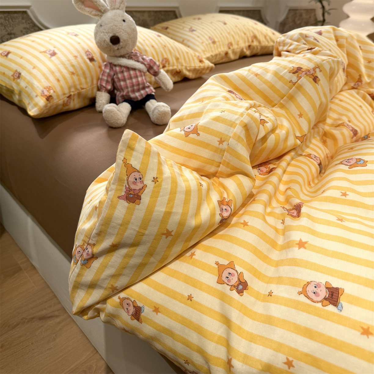 91家纺网 家纺一手货源 找家纺 塞纳 2026新款.全棉有氧双层纱四件套-场景一 奶条星星人