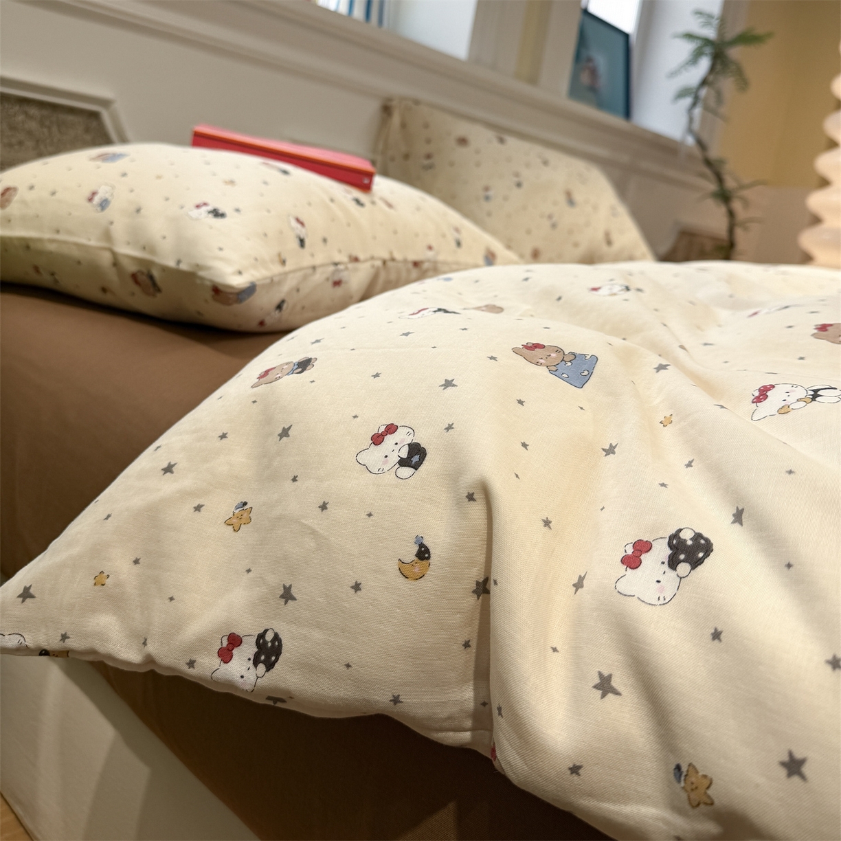 91家纺网 家纺一手货源 找家纺 塞纳 2026新款.全棉有氧双层纱四件套-场景一 奶油星崽