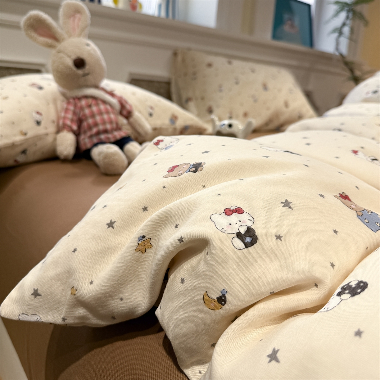 91家纺网 家纺一手货源 找家纺 塞纳 2026新款.全棉有氧双层纱四件套-场景一 奶油星崽