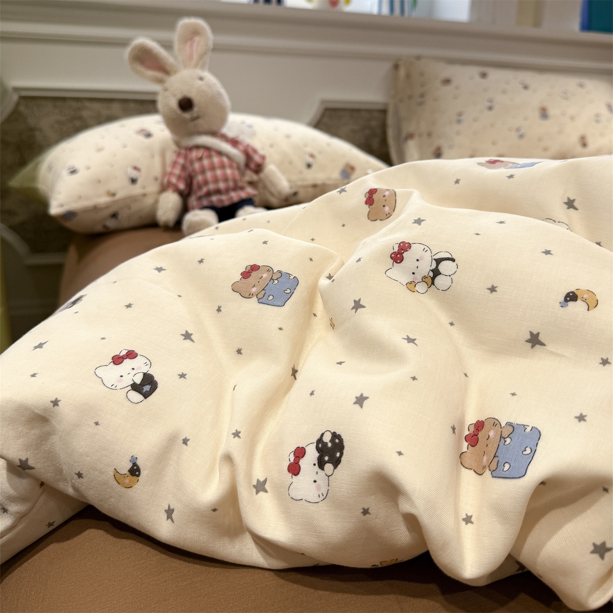 91家纺网 家纺一手货源 找家纺 塞纳 2026新款.全棉有氧双层纱四件套-场景一 奶油星崽