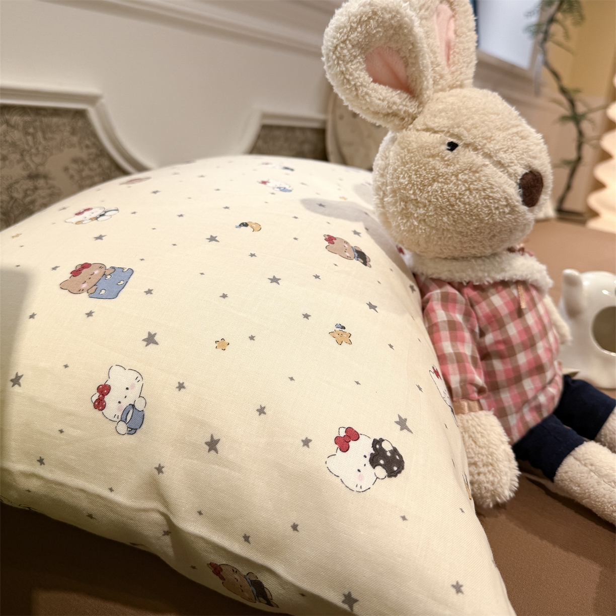 91家纺网 家纺一手货源 找家纺 塞纳 2026新款.全棉有氧双层纱四件套-场景一 奶油星崽