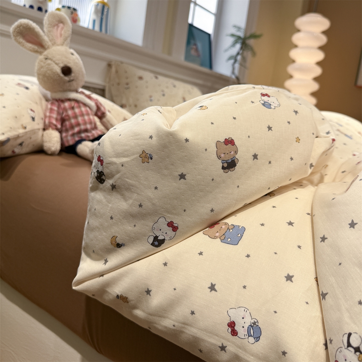 91家纺网 家纺一手货源 找家纺 塞纳 2026新款.全棉有氧双层纱四件套-场景一 奶油星崽