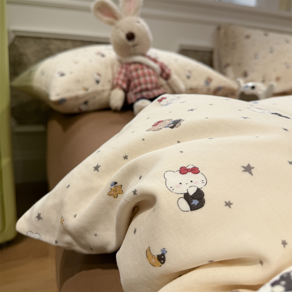 91家纺网 家纺一手货源 找家纺 塞纳 2026新款.全棉有氧双层纱四件套-场景一 奶油星崽