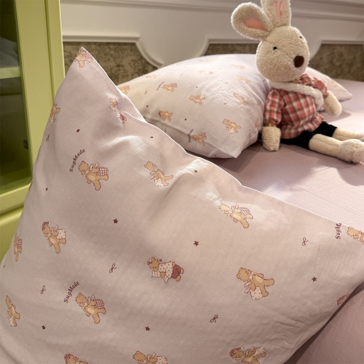 91家纺网 家纺一手货源 找家纺 塞纳 2026新款.全棉有氧双层纱四件套-场景一 小熊饼干