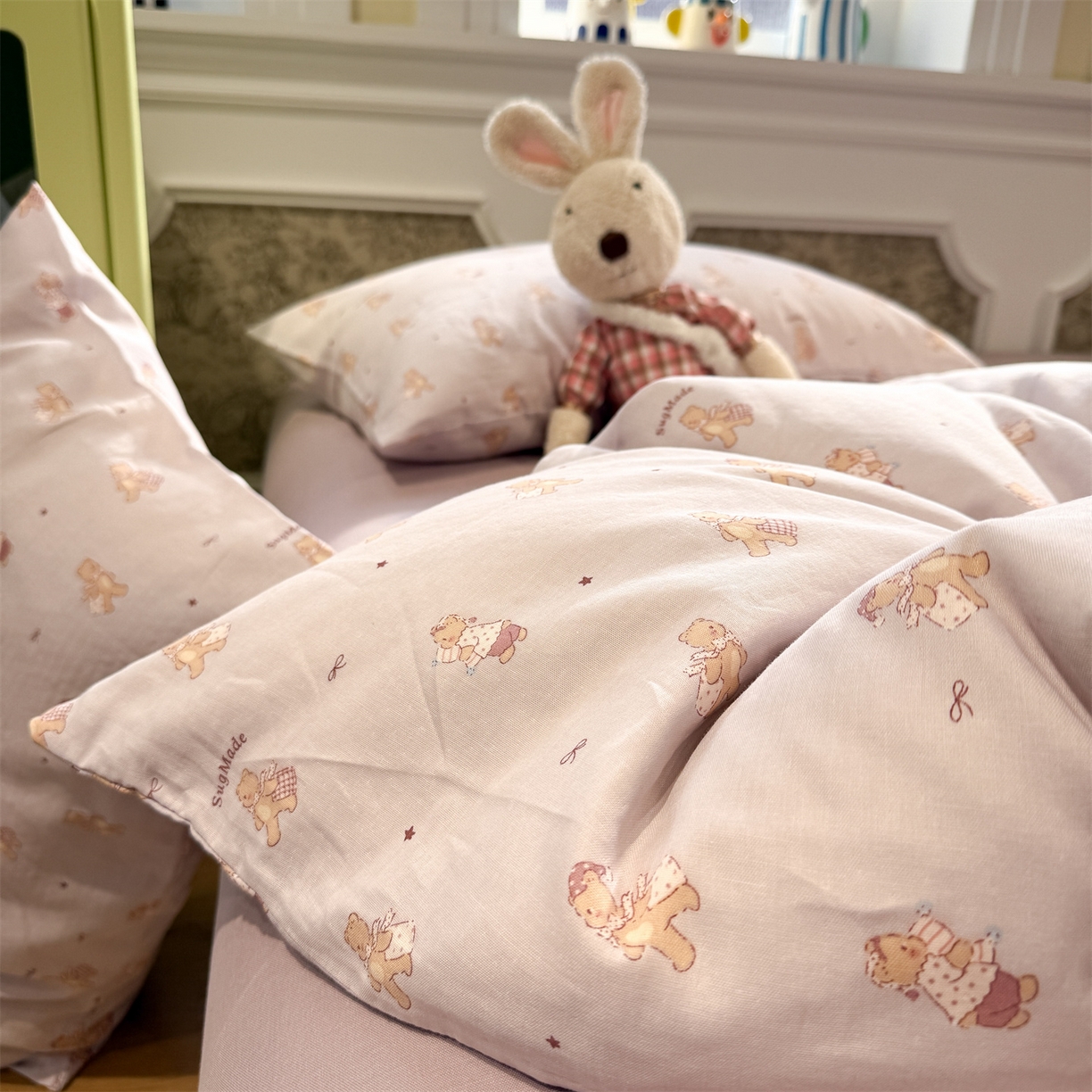 91家纺网 家纺一手货源 找家纺 塞纳 2026新款.全棉有氧双层纱四件套-场景一 小熊饼干