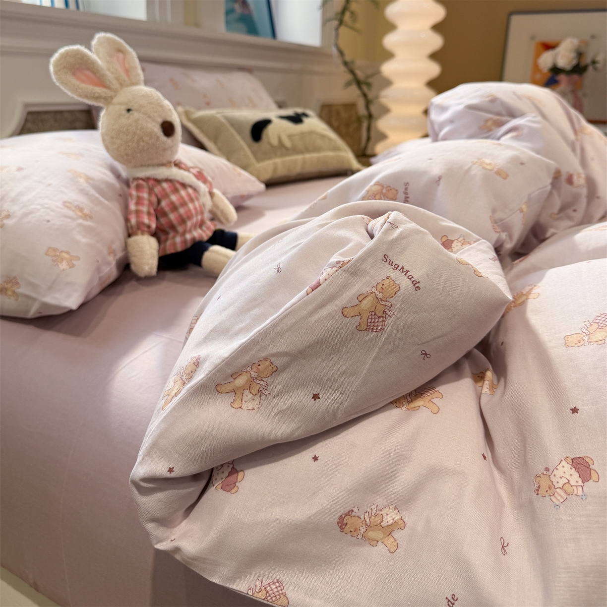 91家纺网 家纺一手货源 找家纺 塞纳 2026新款.全棉有氧双层纱四件套-场景一 小熊饼干