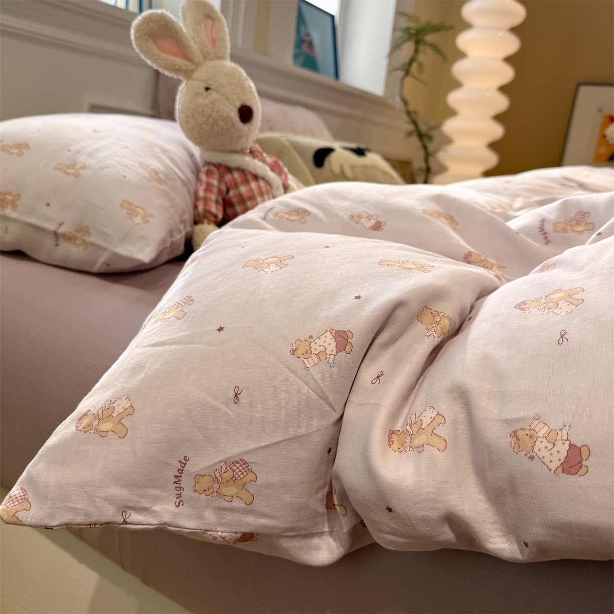 91家纺网 家纺一手货源 找家纺 塞纳 2026新款.全棉有氧双层纱四件套-场景一 小熊饼干