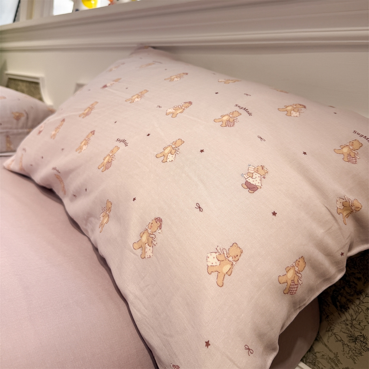 91家纺网 家纺一手货源 找家纺 塞纳 2026新款.全棉有氧双层纱四件套-场景一 小熊饼干