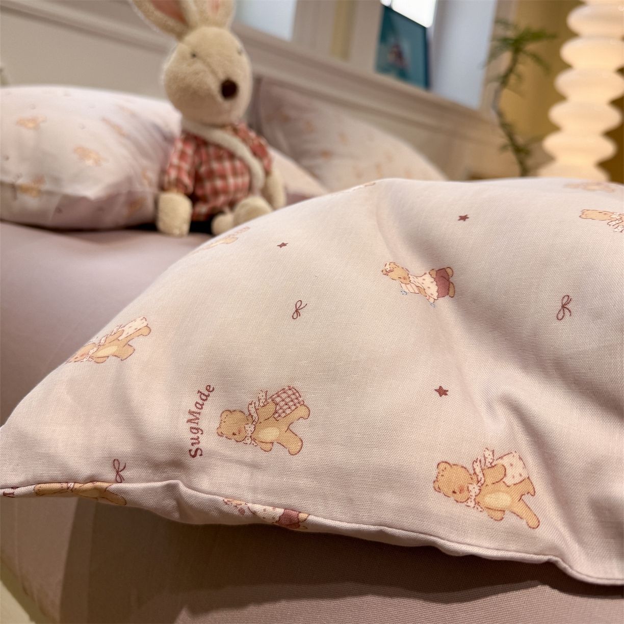 91家纺网 家纺一手货源 找家纺 塞纳 2026新款.全棉有氧双层纱四件套-场景一 小熊饼干