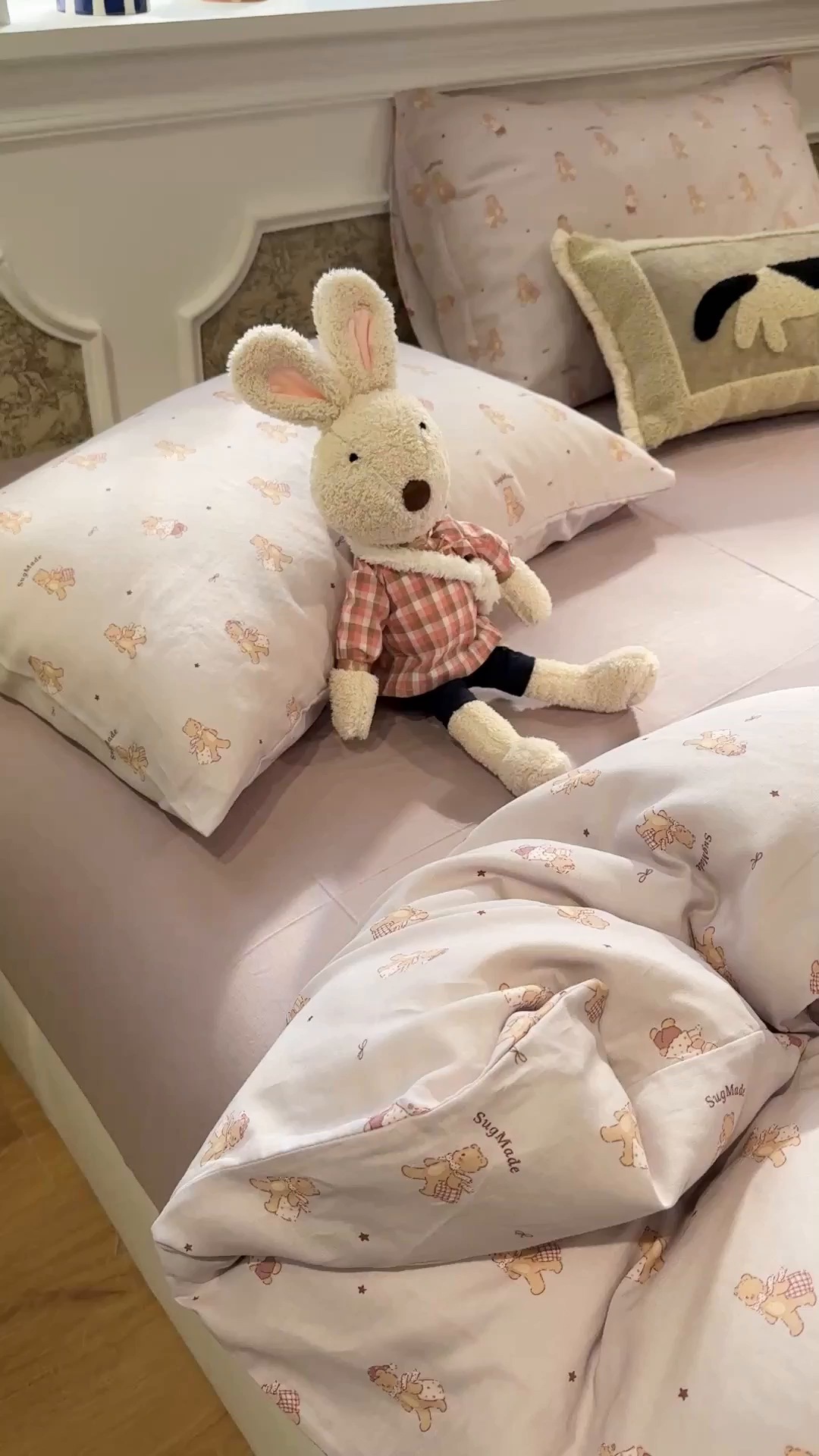 91家纺网 家纺一手货源 找家纺 塞纳 2026新款.全棉有氧双层纱四件套-场景一 小熊饼干