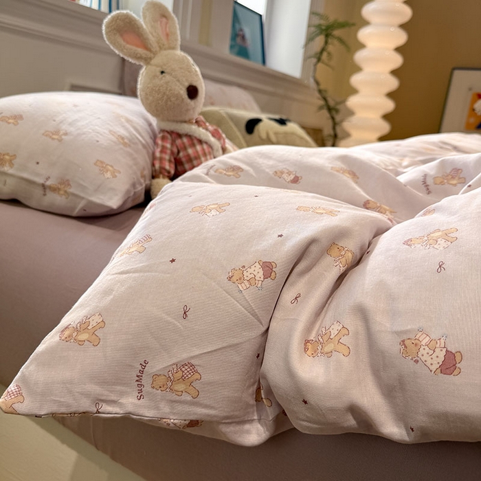 91家纺网 家纺一手货源 找家纺 塞纳 2026新款.全棉有氧双层纱四件套-场景二 小熊饼干