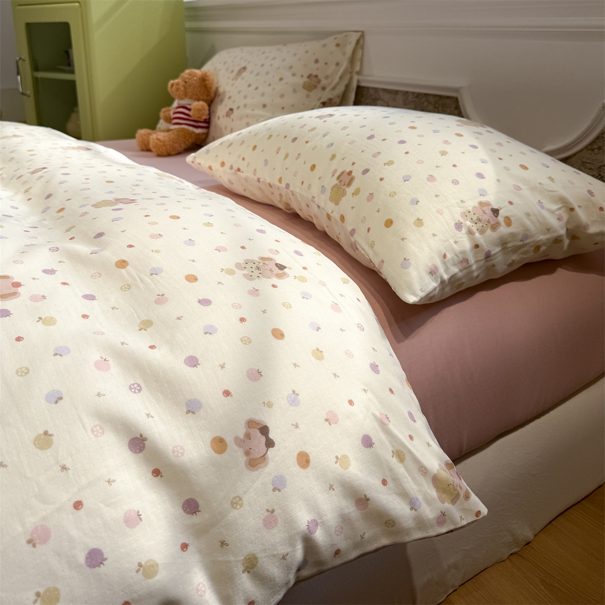 91家纺网 家纺一手货源 找家纺 塞纳 2026新款.全棉有氧双层纱四件套-场景二 春日泡泡熊