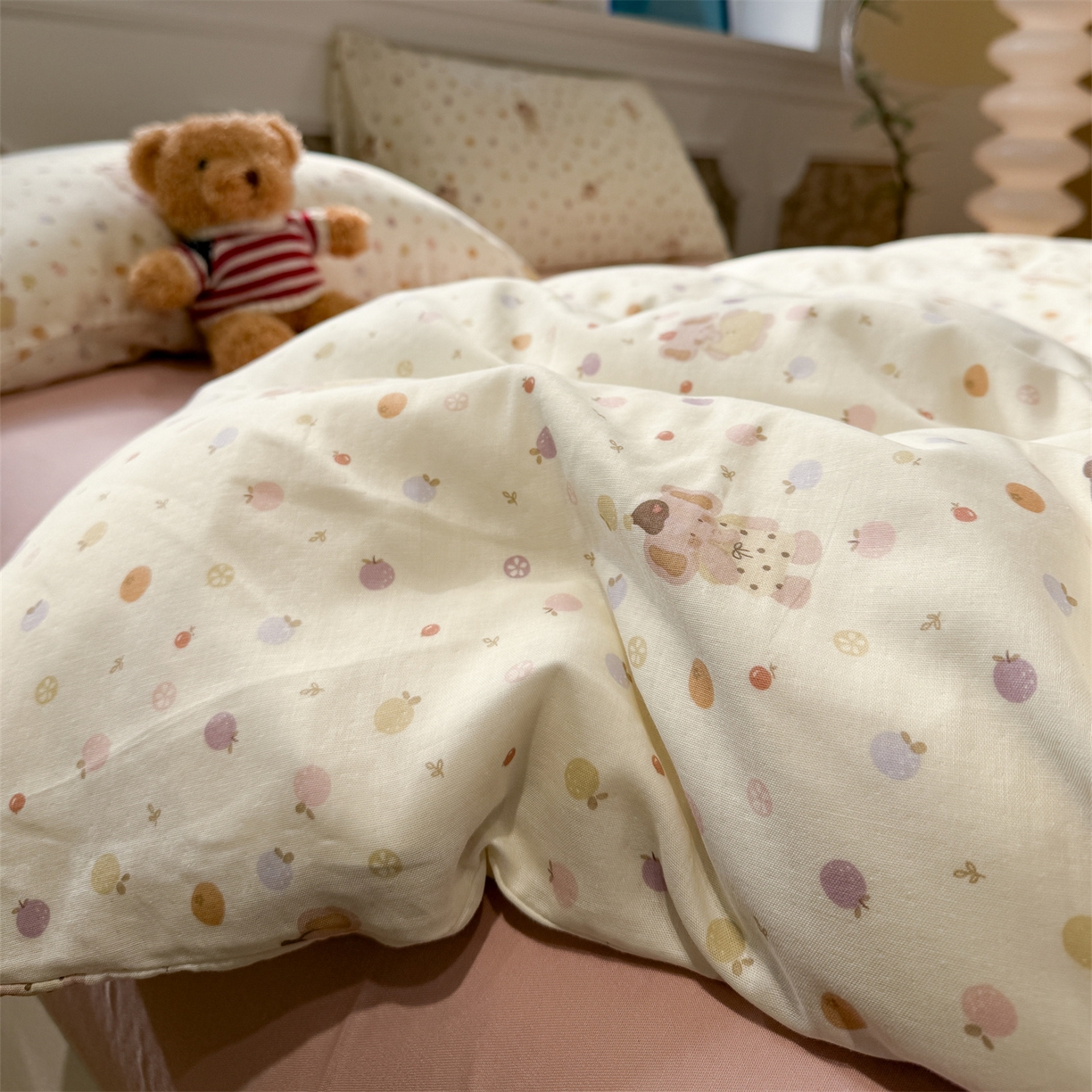 91家纺网 家纺一手货源 找家纺 塞纳 2026新款.全棉有氧双层纱四件套-场景二 春日泡泡熊