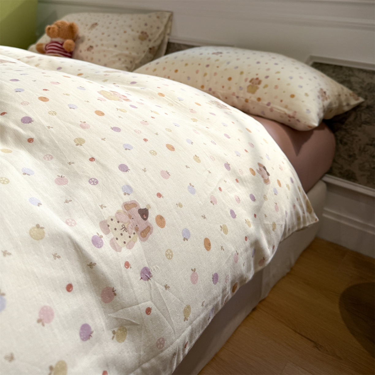 91家纺网 家纺一手货源 找家纺 塞纳 2026新款.全棉有氧双层纱四件套-场景二 春日泡泡熊