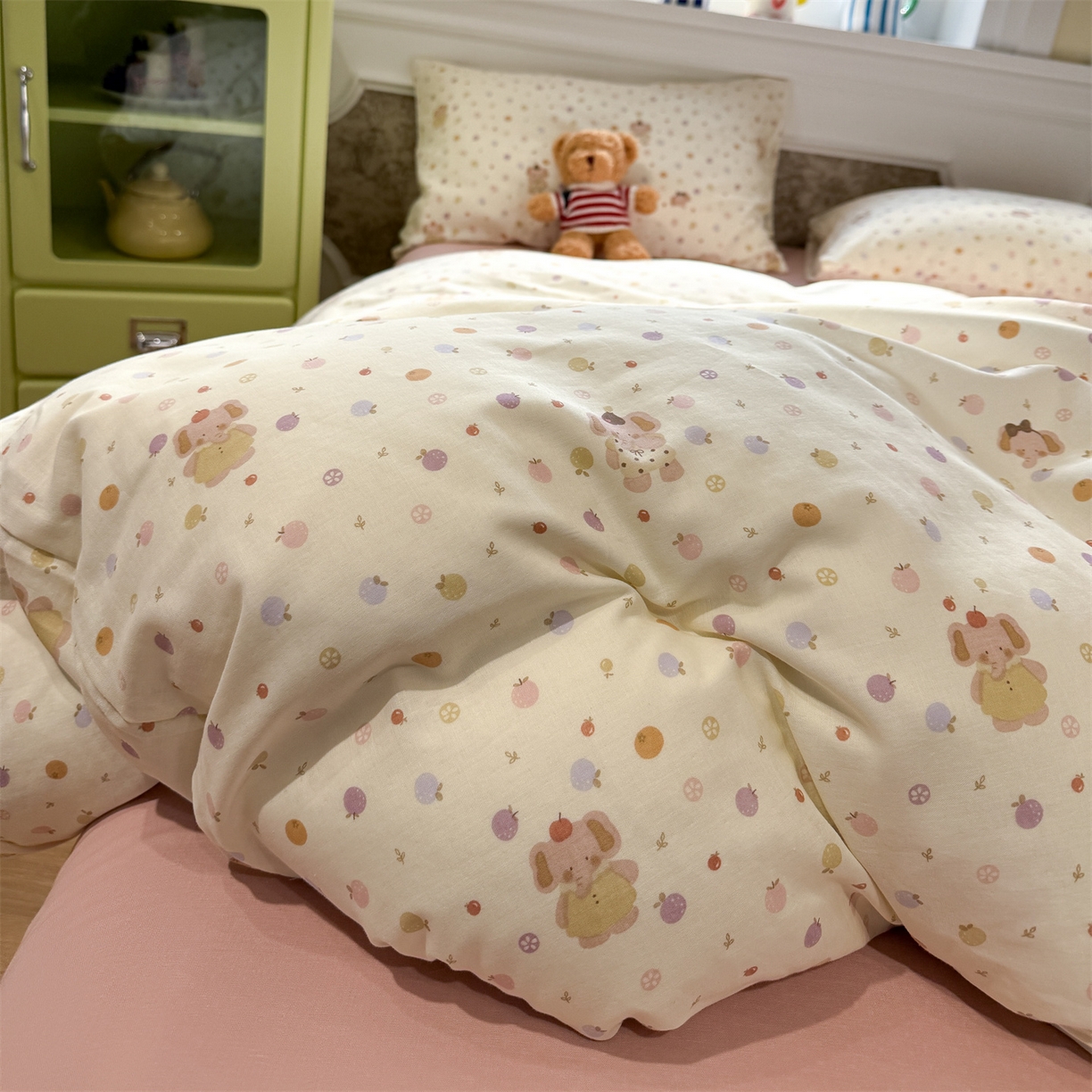 91家纺网 家纺一手货源 找家纺 塞纳 2026新款.全棉有氧双层纱四件套-场景二 春日泡泡熊