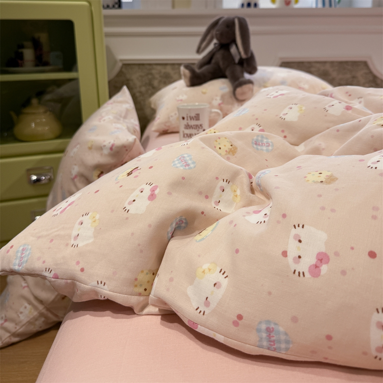 91家纺网 家纺一手货源 找家纺 塞纳 2026新款.全棉有氧双层纱四件套-场景二 凯特猫