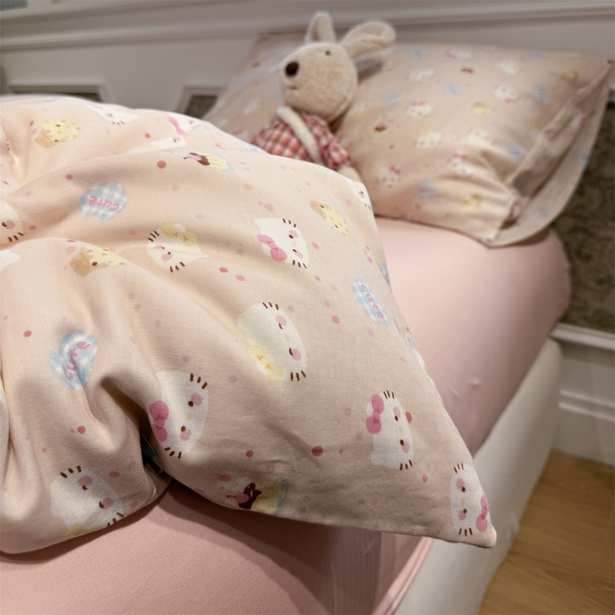 91家纺网 家纺一手货源 找家纺 塞纳 2026新款.全棉有氧双层纱四件套-场景二 凯特猫