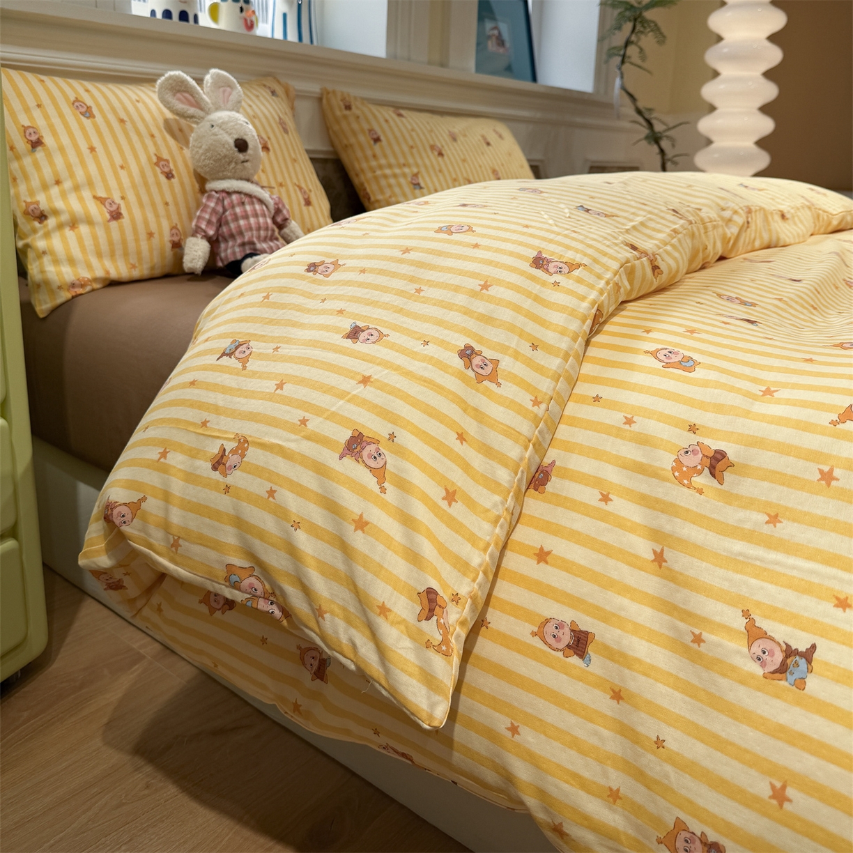 91家纺网 家纺一手货源 找家纺 塞纳 2026新款.全棉有氧双层纱四件套-场景二 奶条星星人