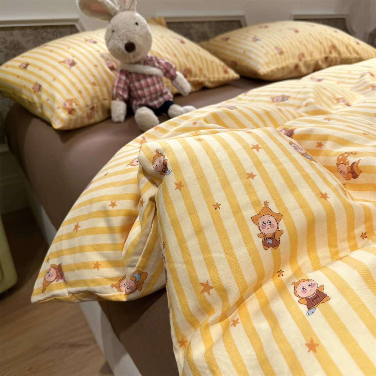 91家纺网 家纺一手货源 找家纺 塞纳 2026新款.全棉有氧双层纱四件套-场景二 奶条星星人