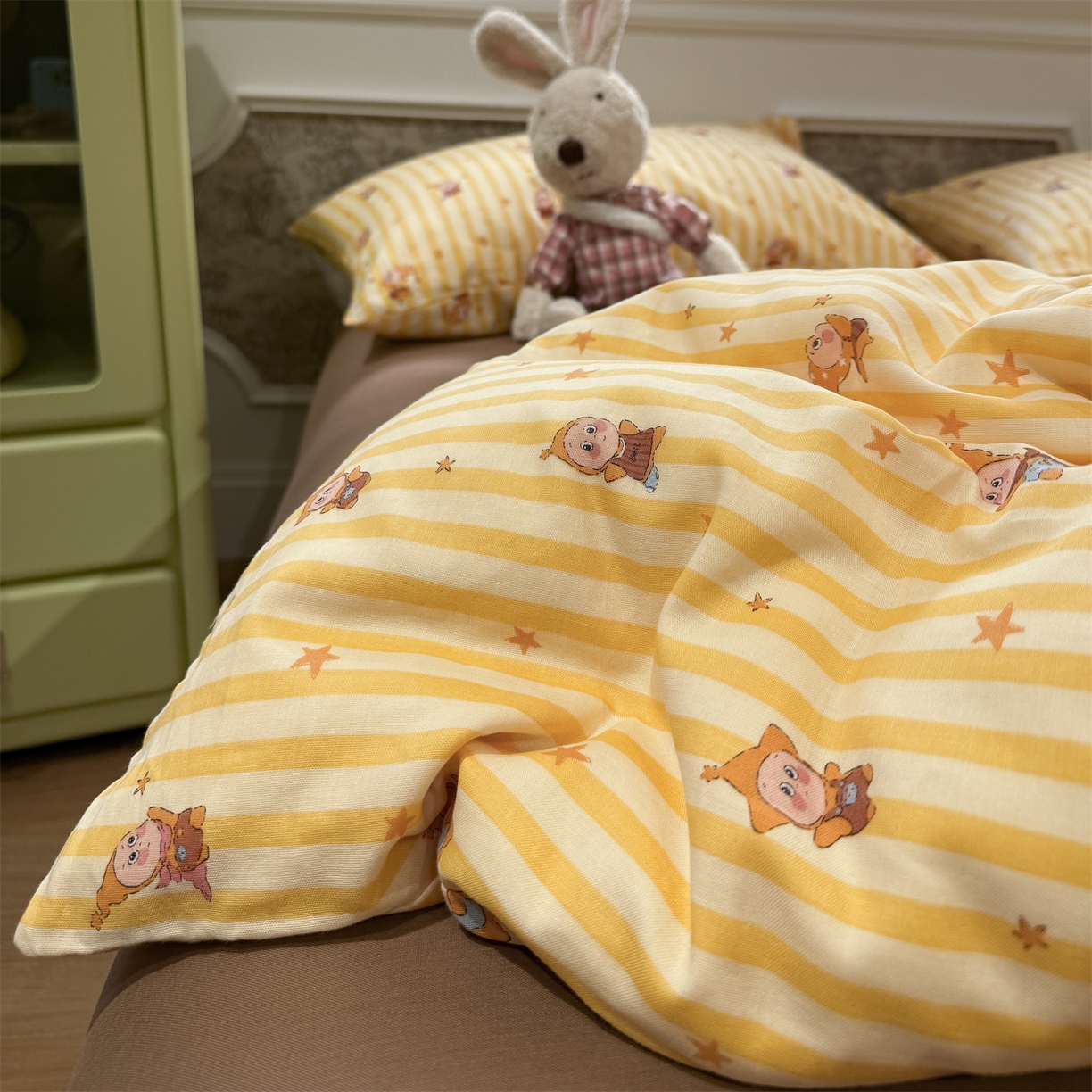 91家纺网 家纺一手货源 找家纺 塞纳 2026新款.全棉有氧双层纱四件套-场景二 奶条星星人