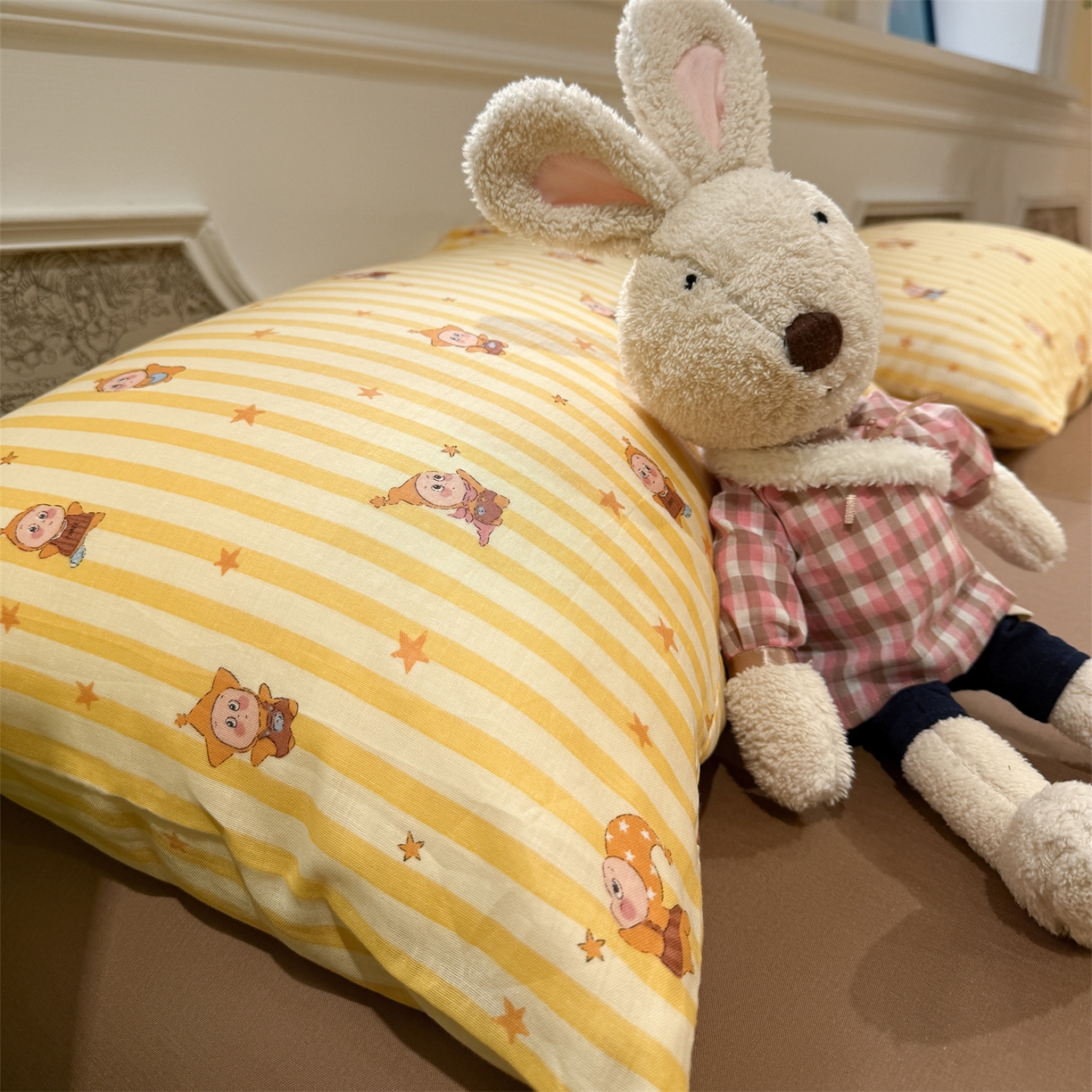 91家纺网 家纺一手货源 找家纺 塞纳 2026新款.全棉有氧双层纱四件套-场景二 奶条星星人