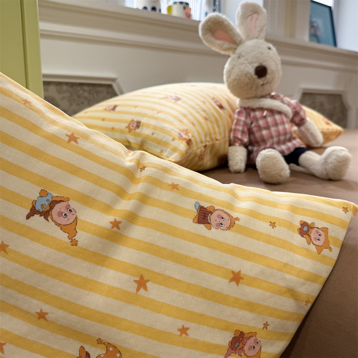 91家纺网 家纺一手货源 找家纺 塞纳 2026新款.全棉有氧双层纱四件套-场景二 奶条星星人