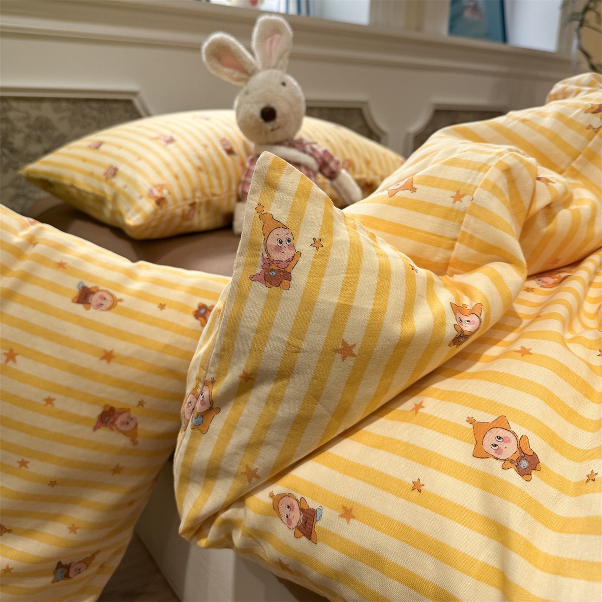 91家纺网 家纺一手货源 找家纺 塞纳 2026新款.全棉有氧双层纱四件套-场景二 奶条星星人