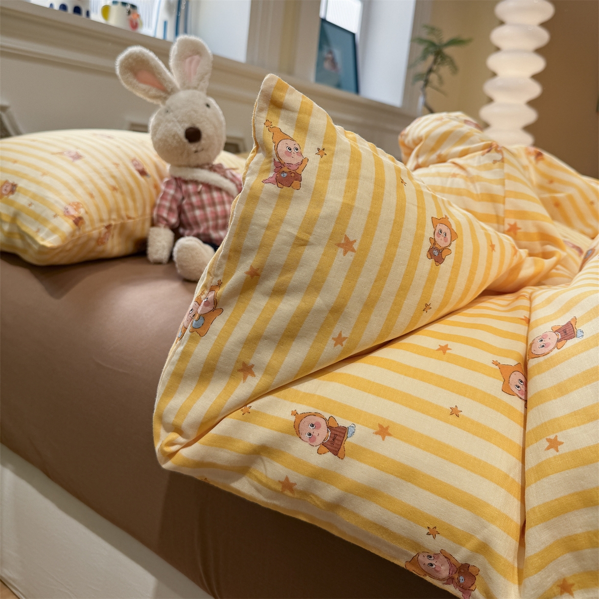 91家纺网 家纺一手货源 找家纺 塞纳 2026新款.全棉有氧双层纱四件套-场景二 奶条星星人