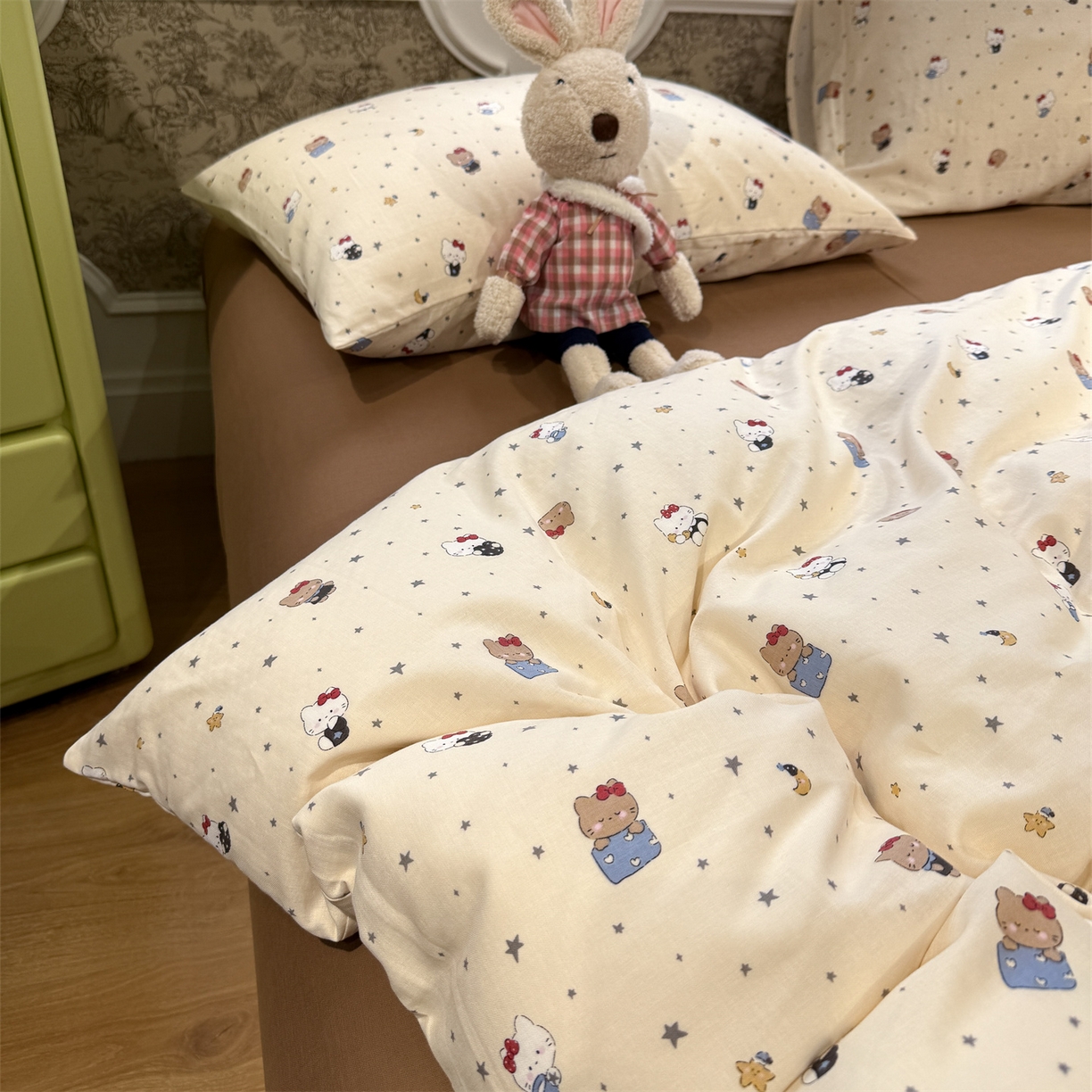 91家纺网 家纺一手货源 找家纺 塞纳 2026新款.全棉有氧双层纱四件套-场景二 奶油星崽