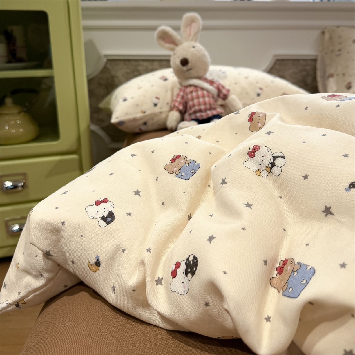 91家纺网 家纺一手货源 找家纺 塞纳 2026新款.全棉有氧双层纱四件套-场景二 奶油星崽