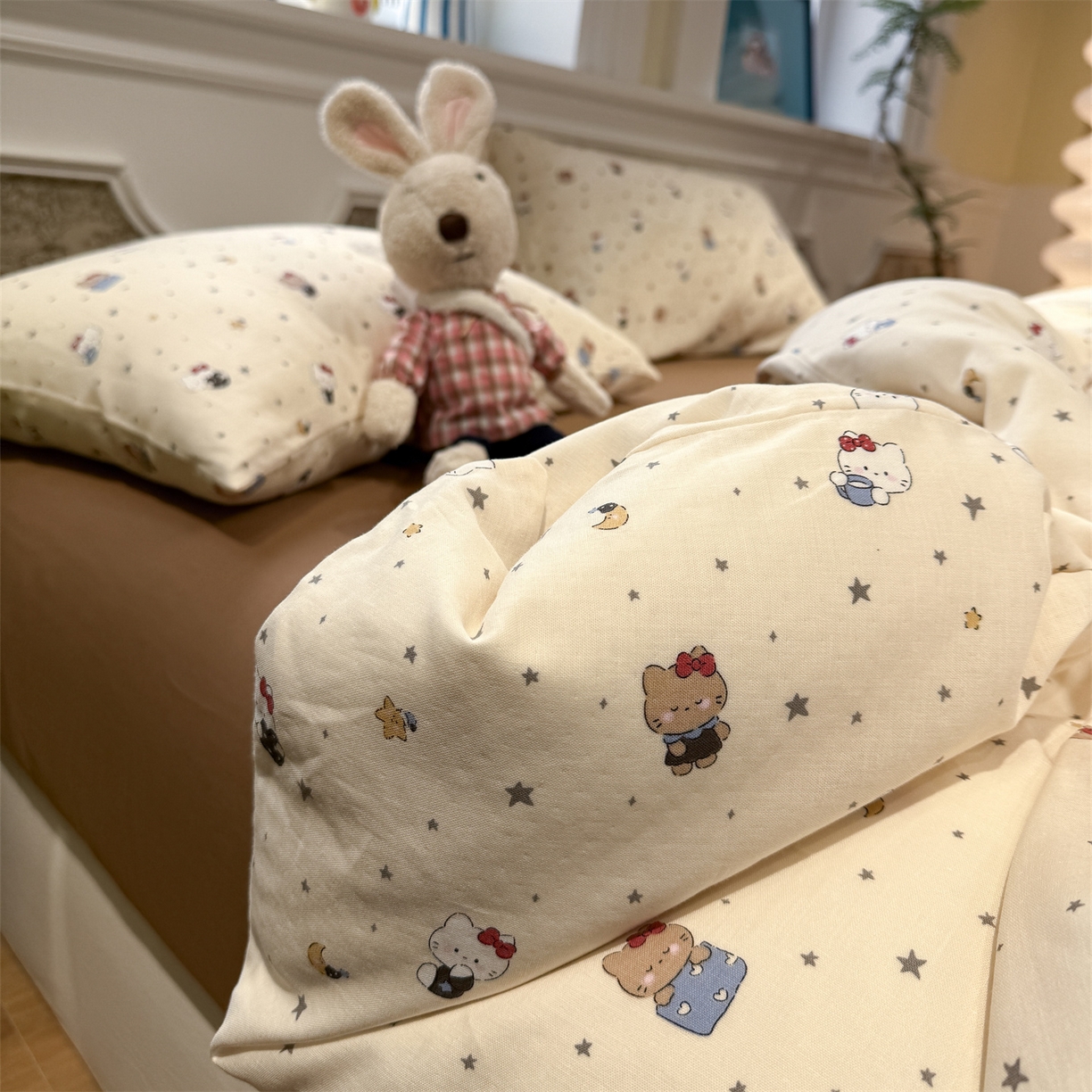 91家纺网 家纺一手货源 找家纺 塞纳 2026新款.全棉有氧双层纱四件套-场景二 奶油星崽