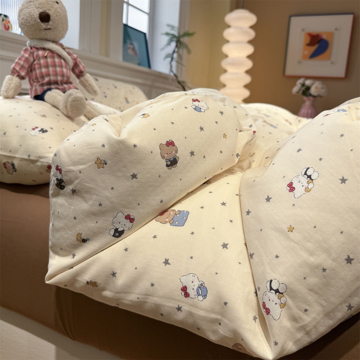 91家纺网 家纺一手货源 找家纺 塞纳 2026新款.全棉有氧双层纱四件套-场景二 奶油星崽