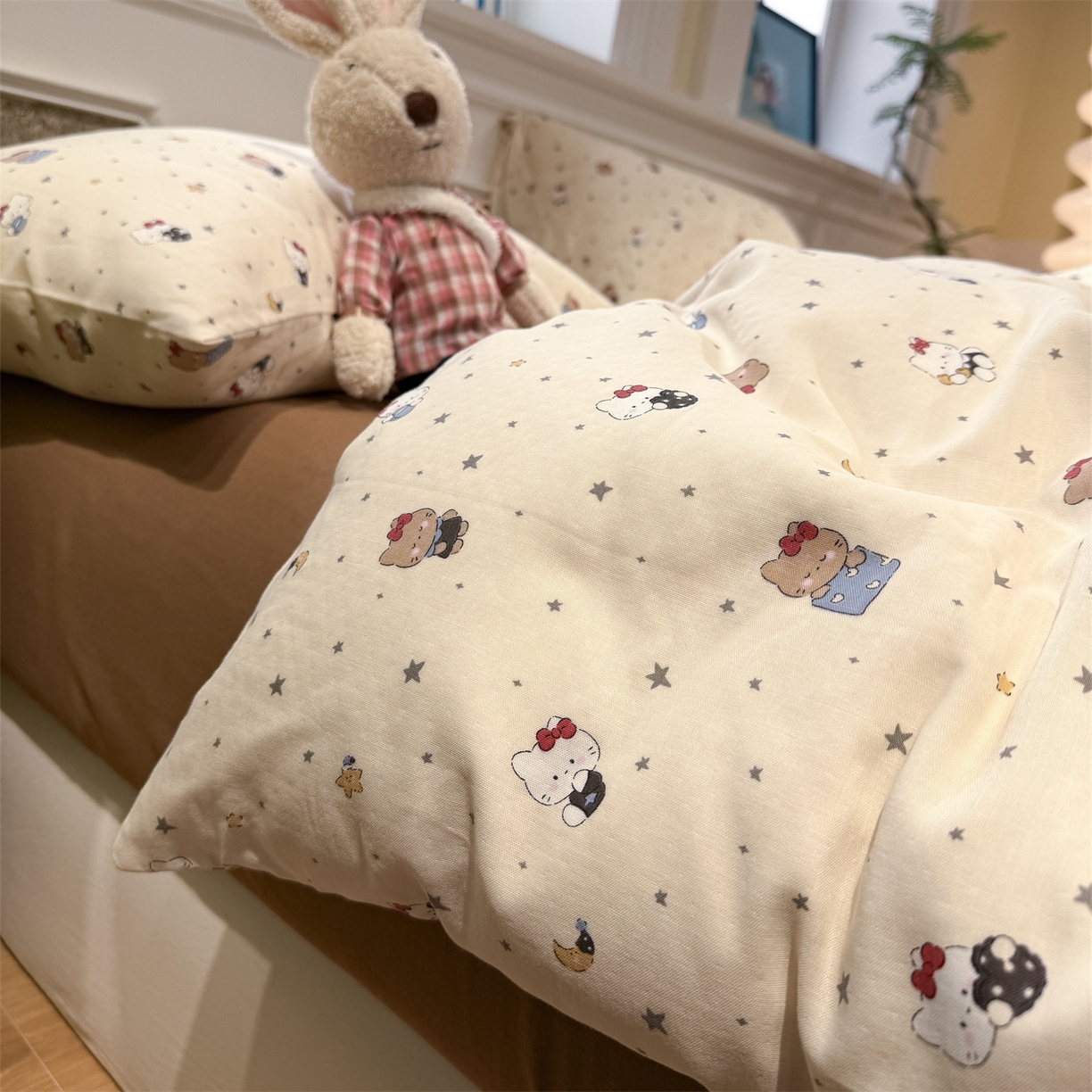 91家纺网 家纺一手货源 找家纺 塞纳 2026新款.全棉有氧双层纱四件套-场景二 奶油星崽