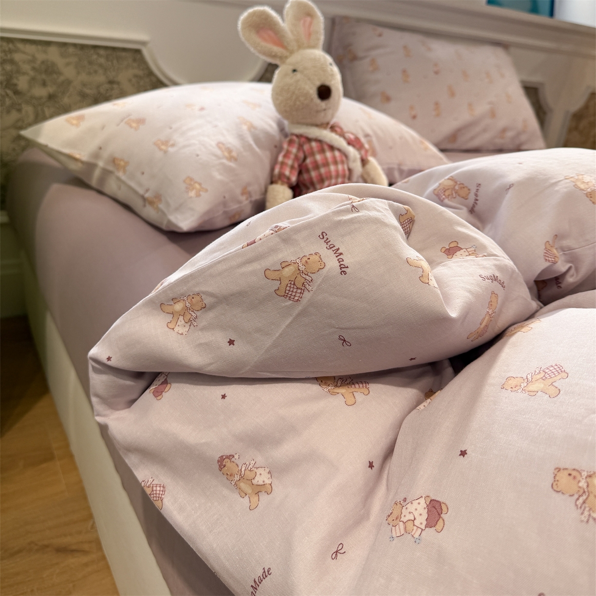 91家纺网 家纺一手货源 找家纺 塞纳 2026新款.全棉有氧双层纱四件套-场景二 小熊饼干