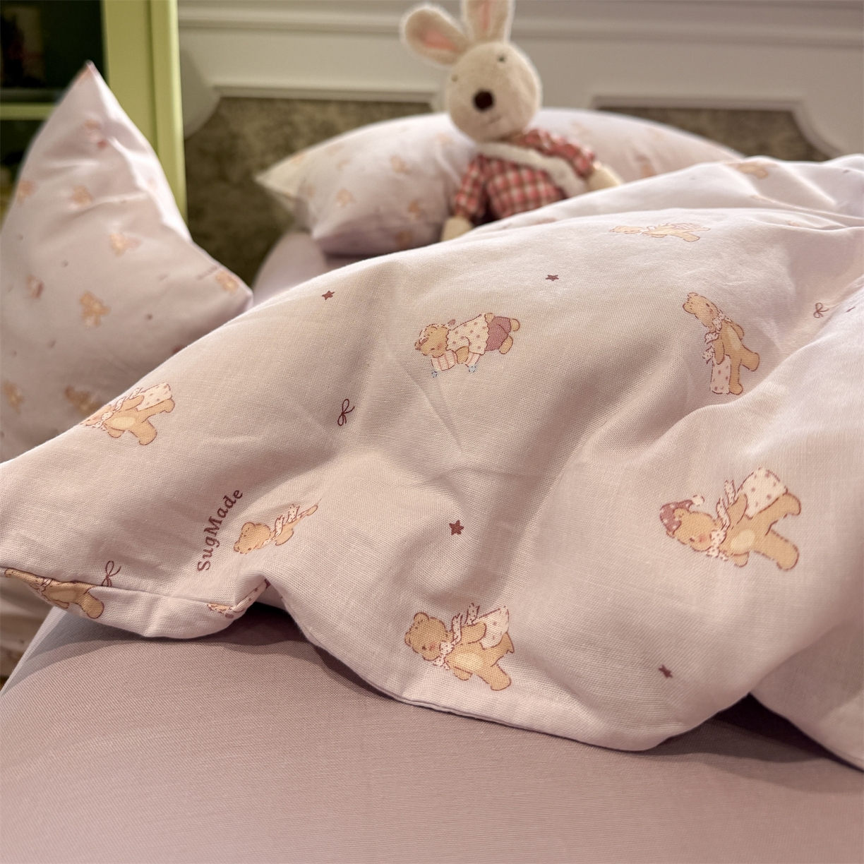 91家纺网 家纺一手货源 找家纺 塞纳 2026新款.全棉有氧双层纱四件套-场景二 小熊饼干