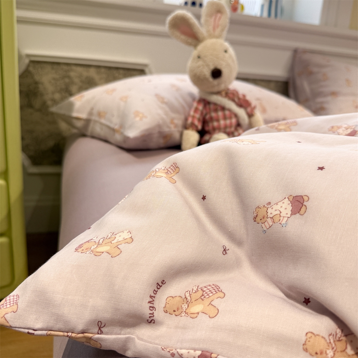 91家纺网 家纺一手货源 找家纺 塞纳 2026新款.全棉有氧双层纱四件套-场景二 小熊饼干