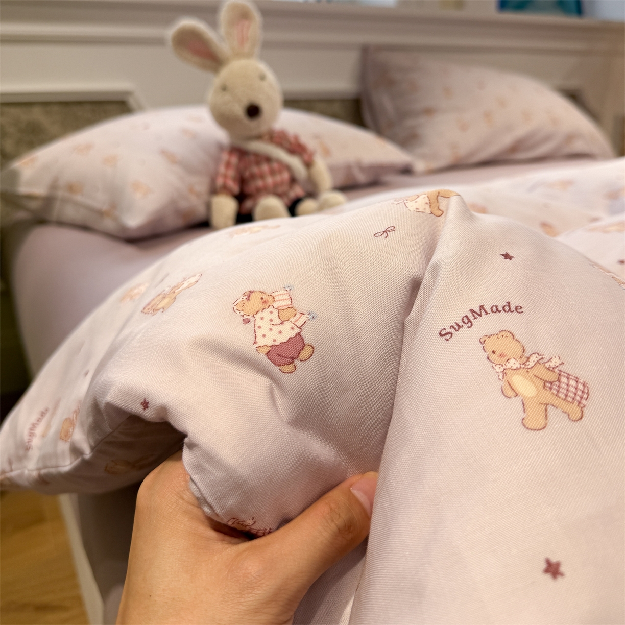 91家纺网 家纺一手货源 找家纺 塞纳 2026新款.全棉有氧双层纱四件套-场景二 小熊饼干