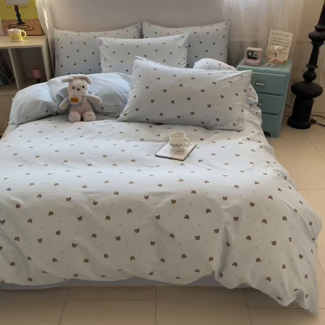 91家纺网 家纺一手货源 找家纺 柠馨 2026春夏新款13372全棉纯棉印花四件套-芙拉系列 元气熊-蓝