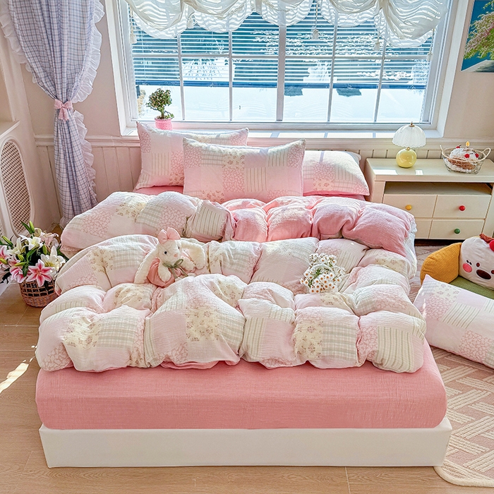 91家纺网 家纺一手货源 找家纺 木楌家居 2026新款A类全棉皱皱纱印花四件套 浅夏  粉