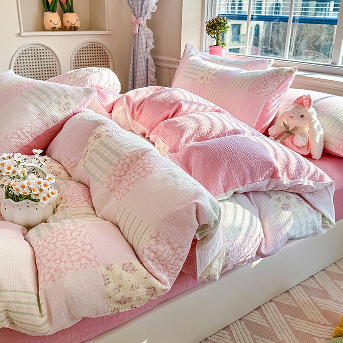 91家纺网 家纺一手货源 找家纺 木楌家居 2026新款A类全棉皱皱纱印花四件套 浅夏  粉