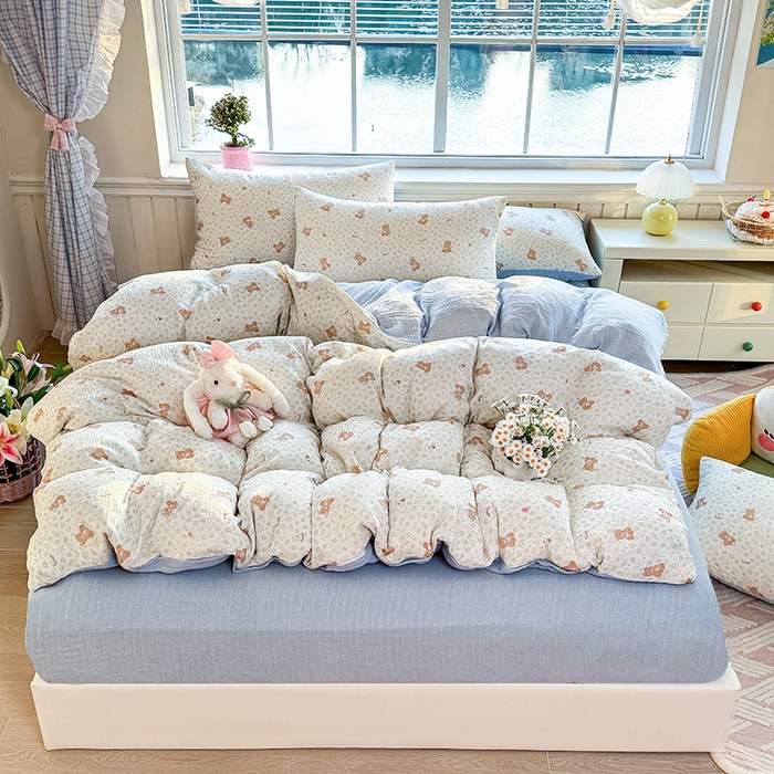 91家纺网 家纺一手货源 找家纺 木楌家居 2026新款A类全棉皱皱纱印花四件套 熊的礼物