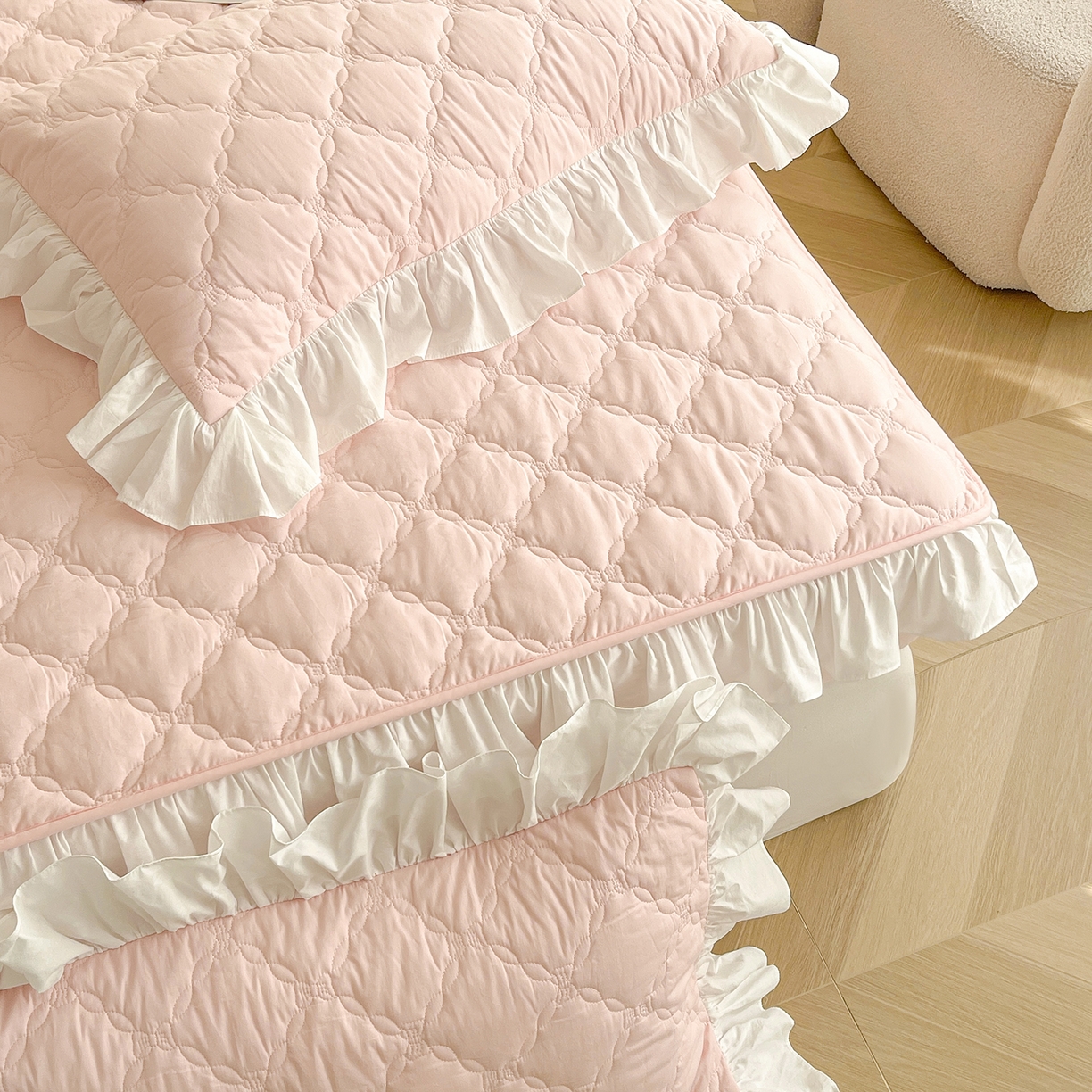 91家纺网 家纺一手货源 找家纺 沐纯家居 2026新款A类全棉纯棉水洗棉新疆棉花少女风花边单床笠 芝夏粉