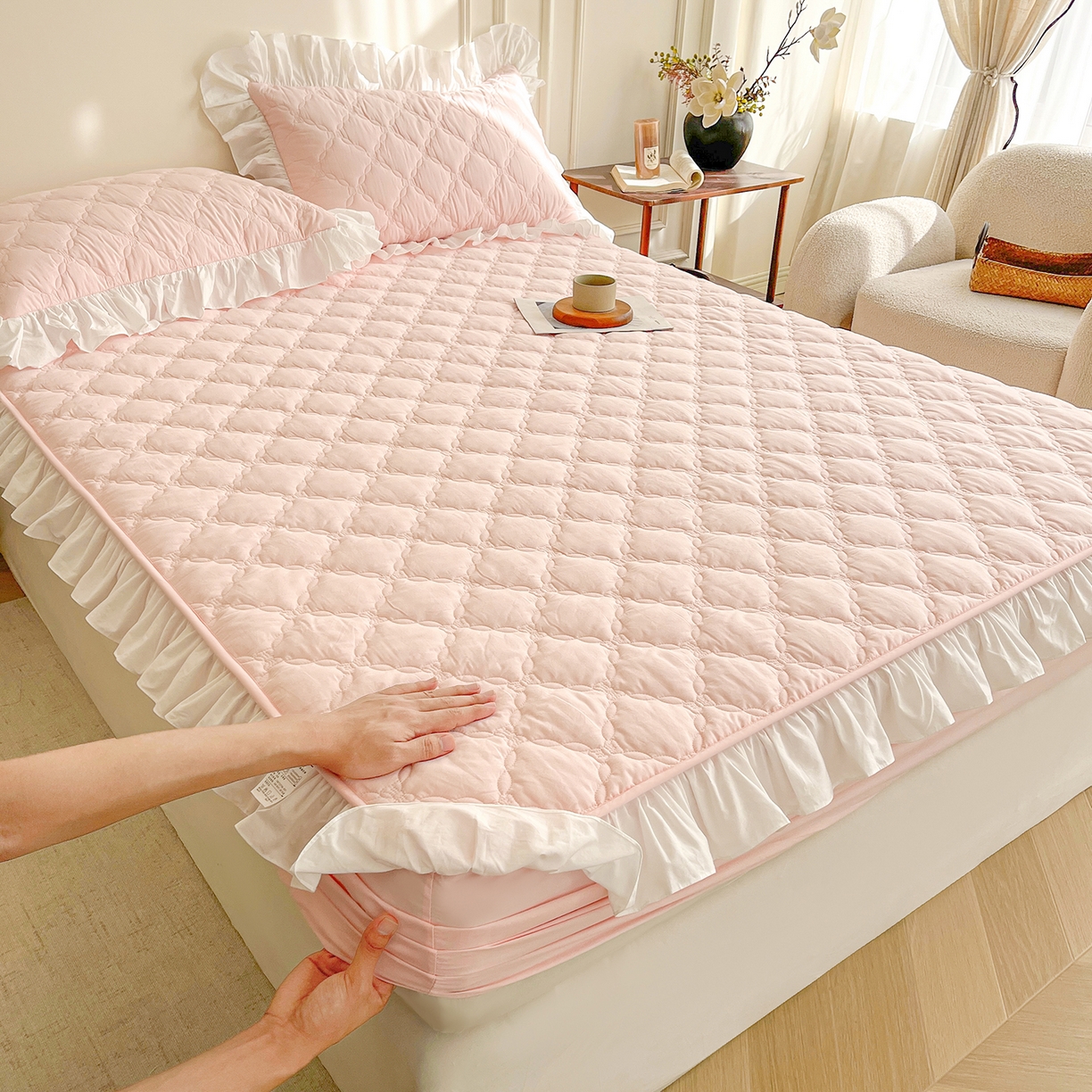 91家纺网 家纺一手货源 找家纺 沐纯家居 2026新款A类全棉纯棉水洗棉新疆棉花少女风花边单床笠 芝夏粉