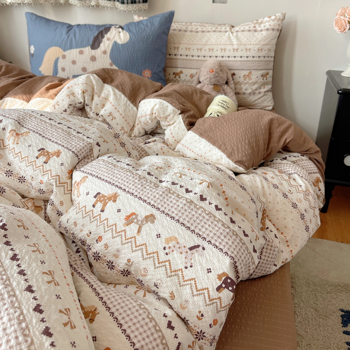 91家纺网 家纺一手货源 找家纺 顾里家纺 2026新款韩风费尔岛系大版皱皱纱四件套【会员-2元 定制床笠+8元（小四件不做床笠）】 冰岛小马